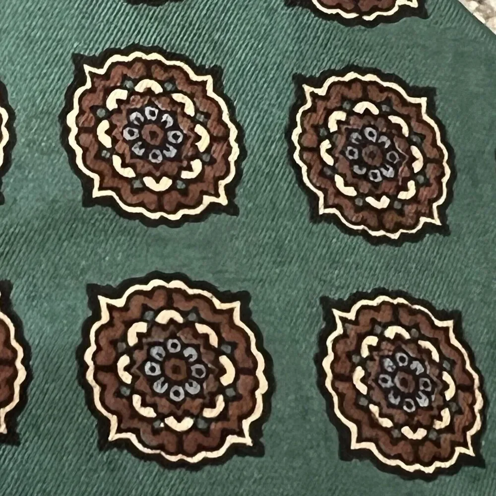 Bert Pulitzer Green Medallion Silk Neck Tie Necktie England 56x4”